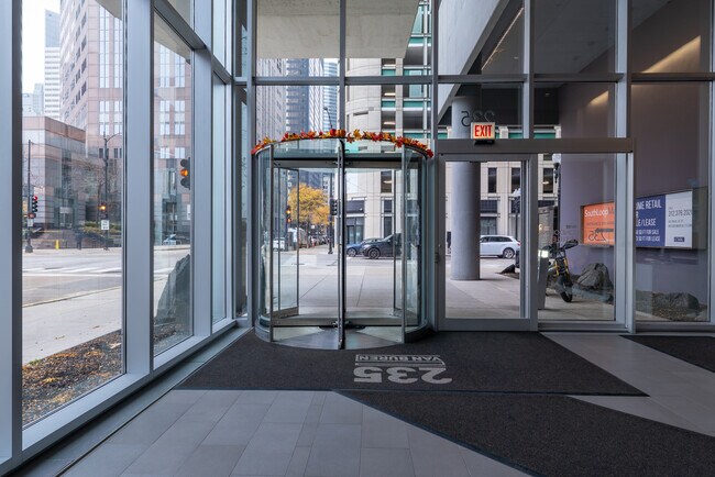 Foto del edificio - 235 W Van Buren St