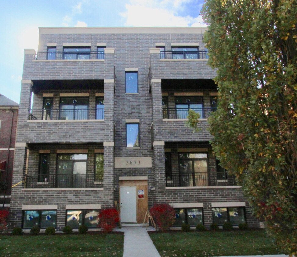 Foto principal - 5673 W Higgins Ave