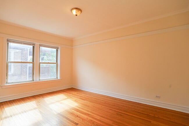 Building Photo - 3349 W Ainslie St