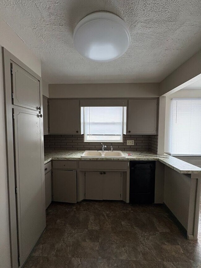 Foto del edificio - Three bedroom two bathroom single story home for rent