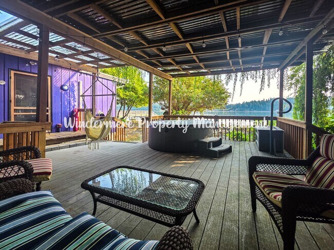Foto del edificio - Fully Furnished beach front cabin in Bremerton with Kayaks