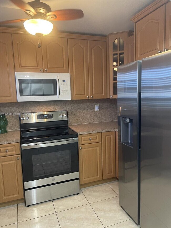 Foto del edificio - 8285 Sunrise Lakes Blvd