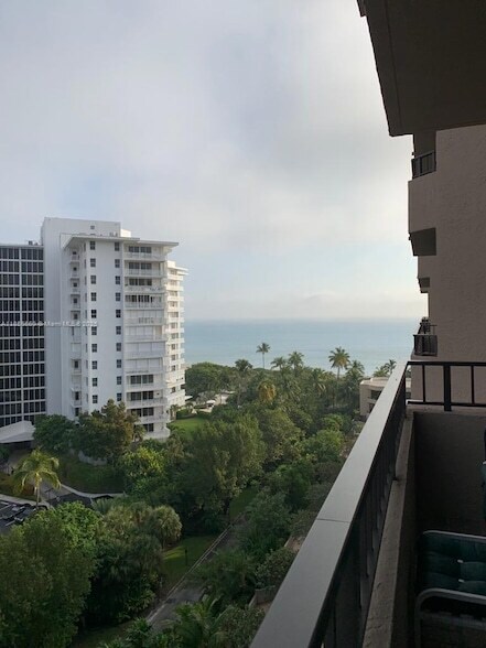 Foto del edificio - 251 Crandon Blvd