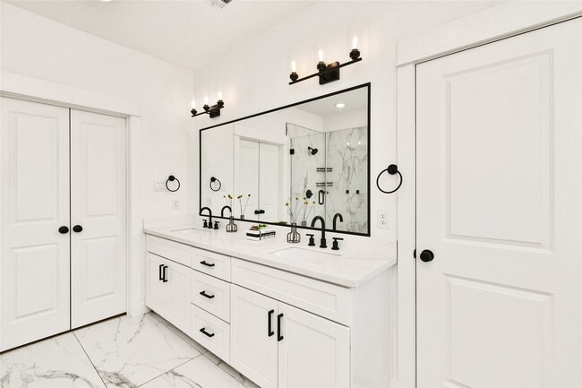 Building Photo - 208 N York St