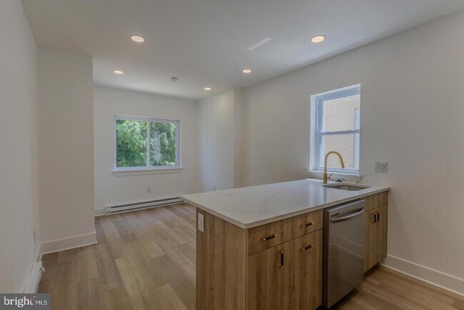 Foto del edificio - 1321 W Somerset St