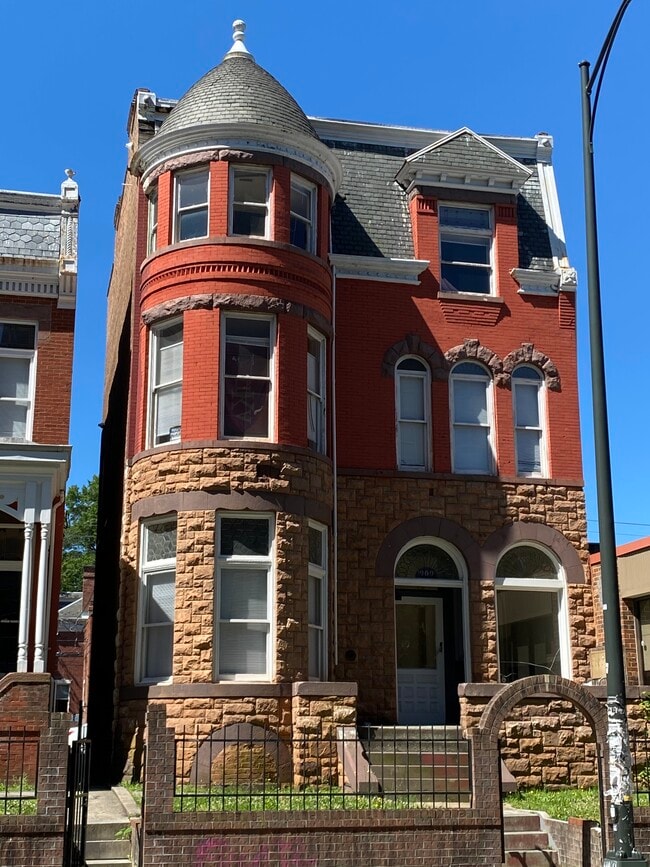 Building Photo - 909 W Grace St