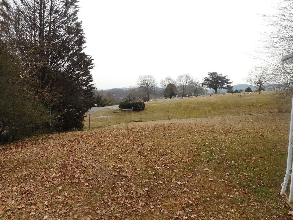 Building Photo - 320 Twin Oak Dr