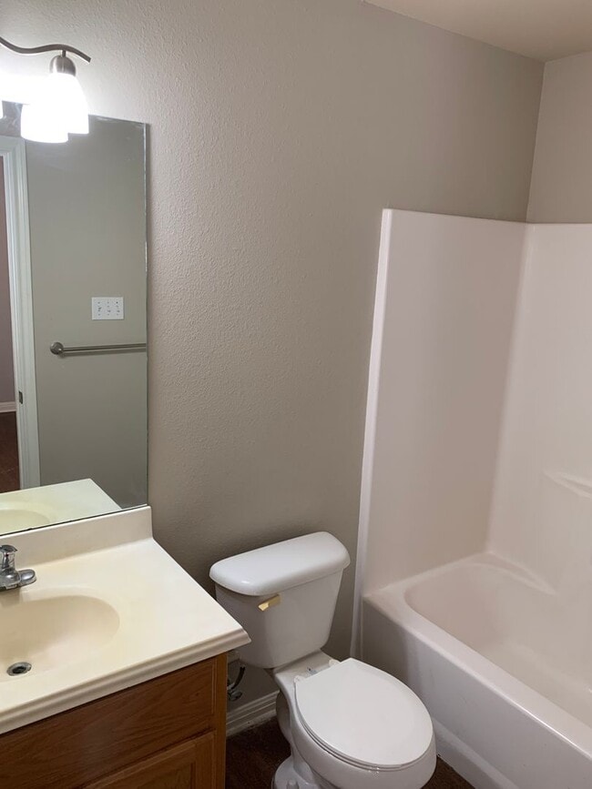 Foto del edificio - 3 bedroom 2 bath brick home