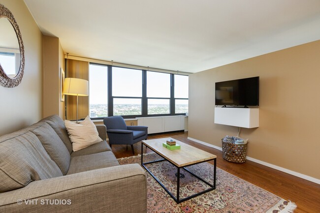 Foto del edificio - 1560 N Sandburg Terrace