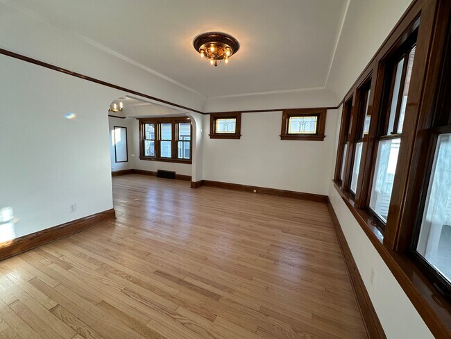 Building Photo - Breathtaking 3br West Allis single family ...