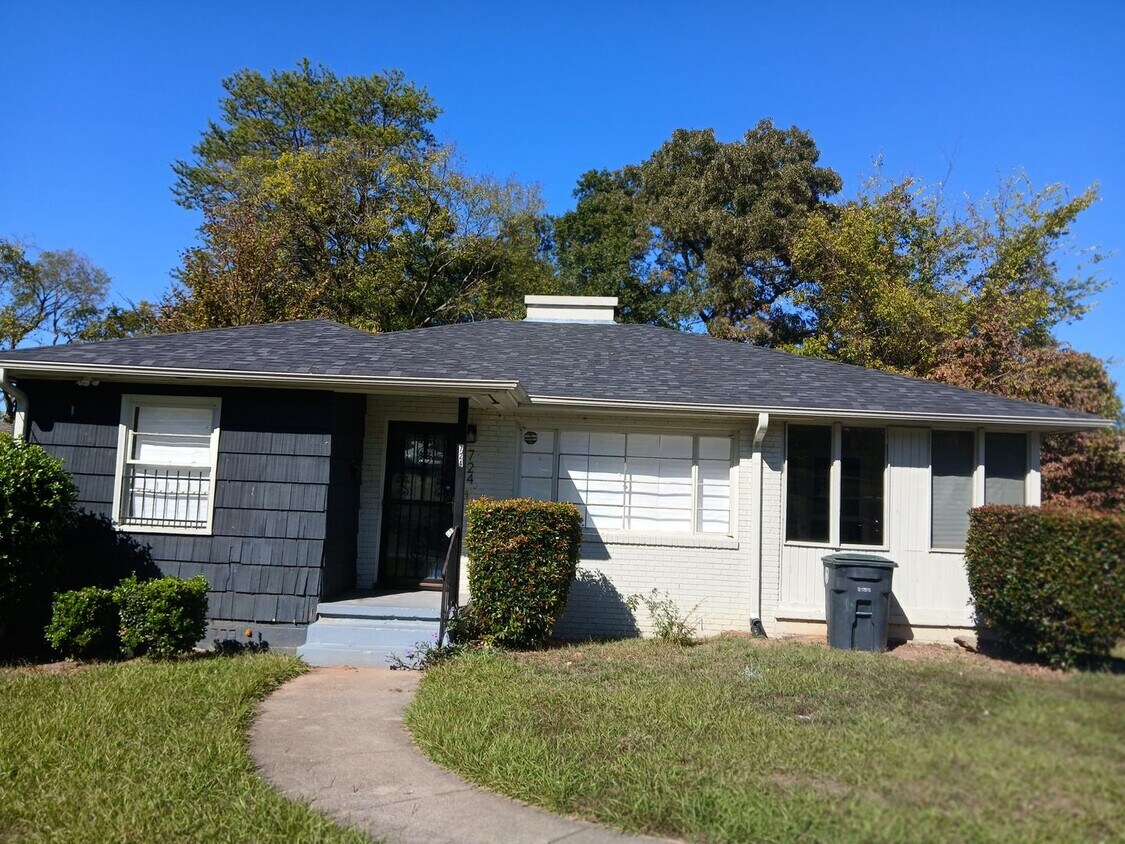 Foto principal - Spacious 4 Bedroom Home in Well Kept Commu...