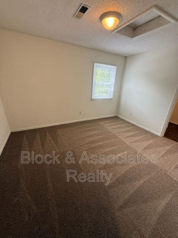 Building Photo - 120 W Presnell St