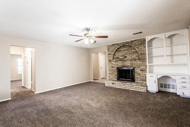 Building Photo - 3700 Village Glen Trail Arlington