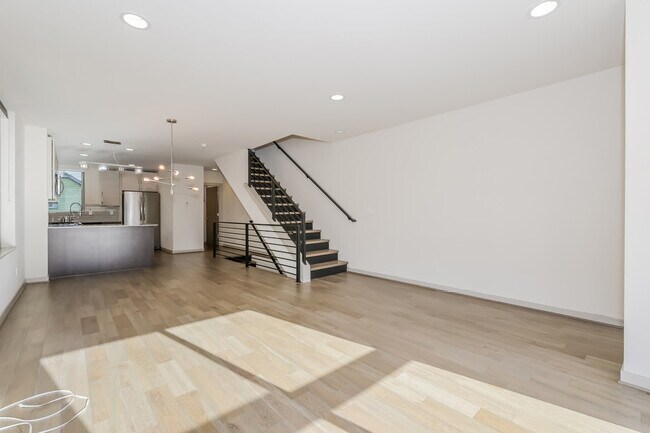 Building Photo - 504 N 105th St