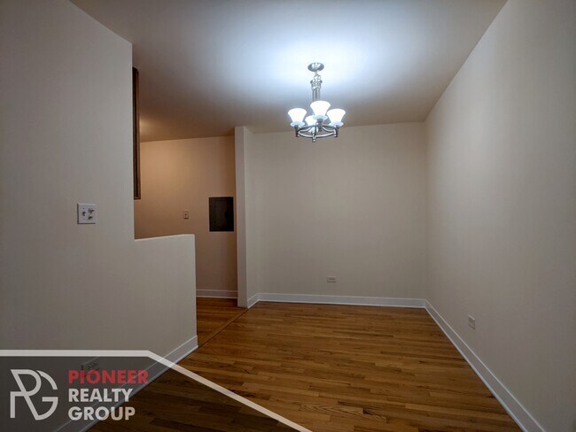 Building Photo - 628 W Wrightwood Ave