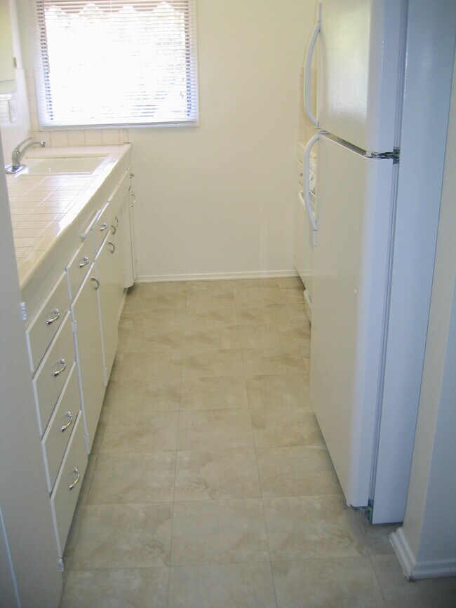 Building Photo - 14545 Albers St