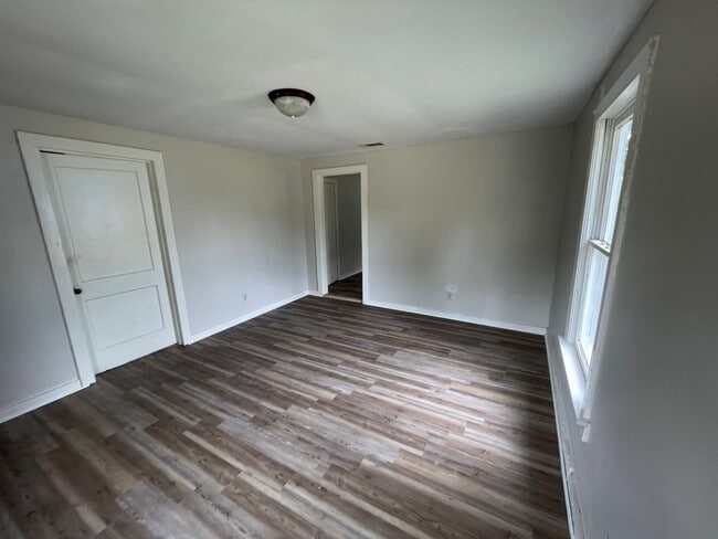Building Photo - Remodeled 2 Bed Home