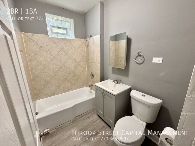 Building Photo - Spacious 2Bed 1Bath