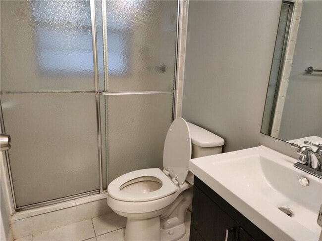 Building Photo - 1005 Country Club Dr