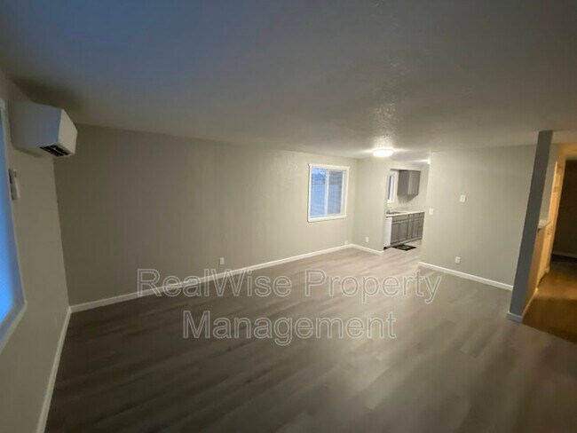 Building Photo - 902 S Comstock Rd
