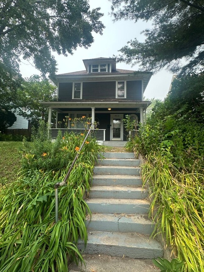 Foto del edificio - Beautifully Preserved 4 Bed | 2 Bath House in Saint Paul