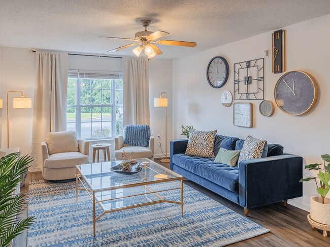 Diseño moderno y suelos estilo madera - Stone Ridge Apartments