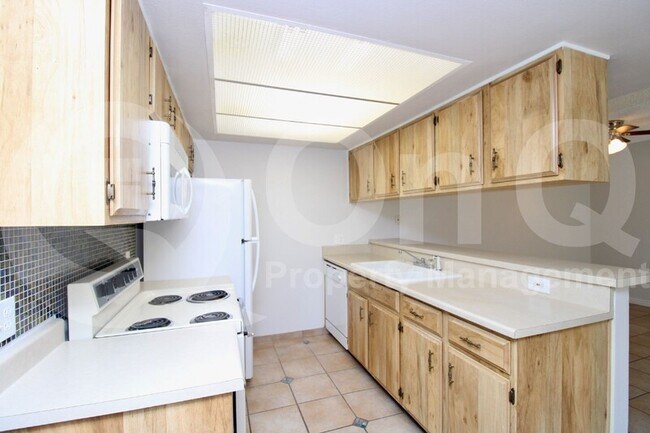 Foto del edificio - 8824 North 8th St