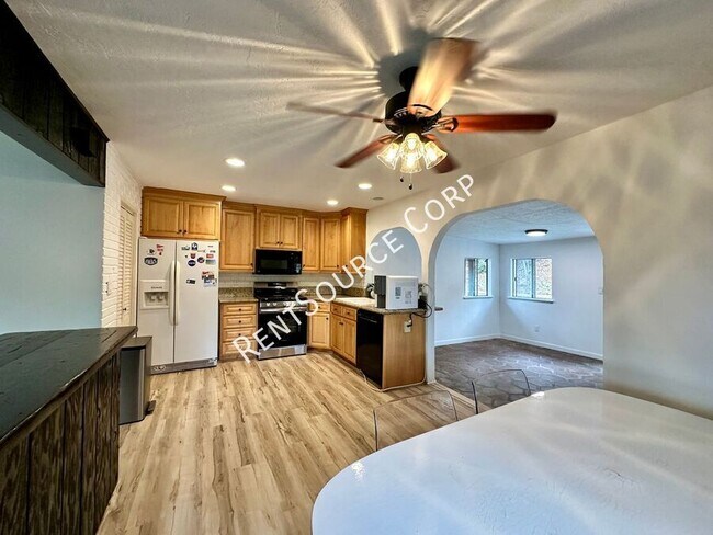 Foto del edificio - 3 Bedroom Single Story Pool Home for Lease...
