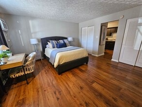 Building Photo - 256 Lyndhurst Pl