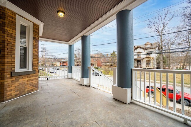 Building Photo - Classic 1900's building with all new inter...