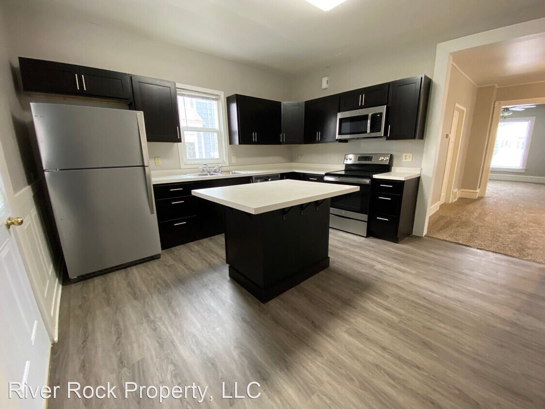 4 br, 2 bath House 515 4th Avenue South House Rental in Moorhead