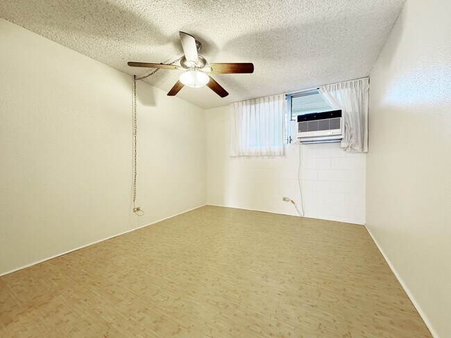 Building Photo - Waikiki 1-Bedroom Condo with Parking and A/C