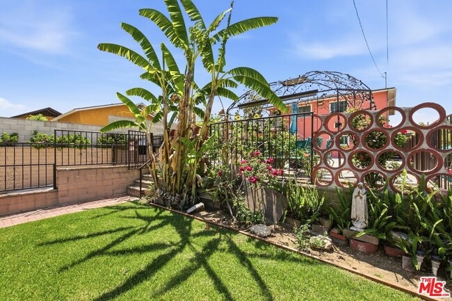 Foto del edificio - 2752 Guirado St