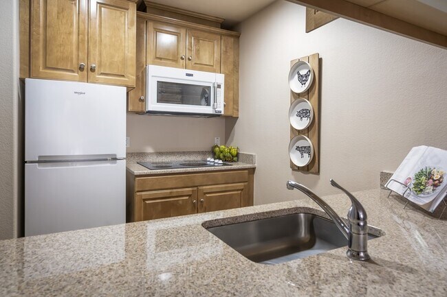 Building Photo - Turnkey Retirement Apartment!