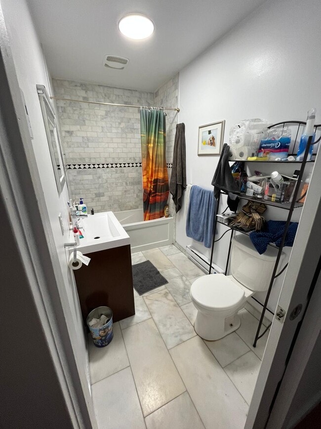 Building Photo - 3710 Av Coloniale