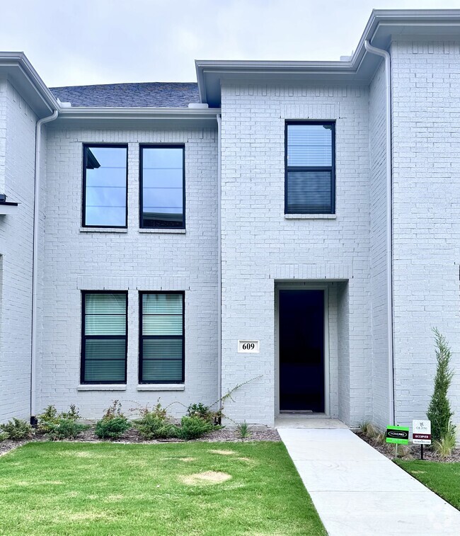Building Photo - 609 Friendswood Dr
