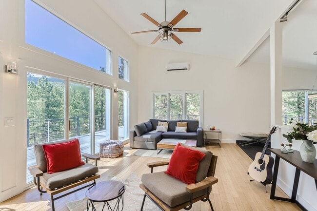 Building Photo - GORGEOUS 4BD/ 3BA MOUNTAIN HOME in Boulder, CO- Available 7/10/26!