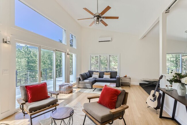 Foto del edificio - GORGEOUS 4BD/ 3BA MOUNTAIN HOME in Boulder, CO- Available 7/10/26!