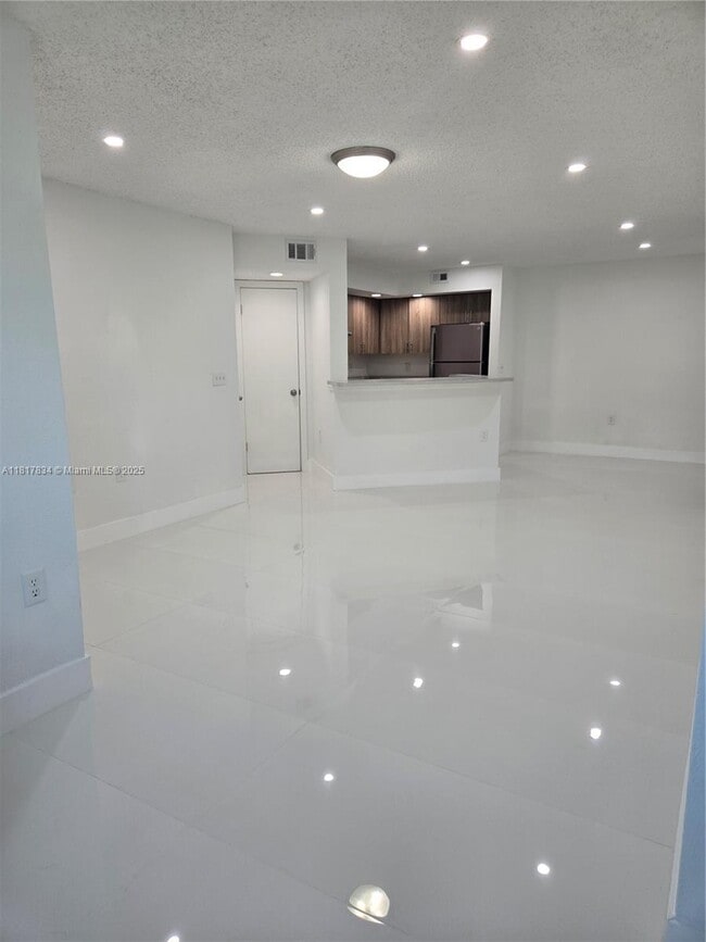 Building Photo - 595 Vista Isles Dr