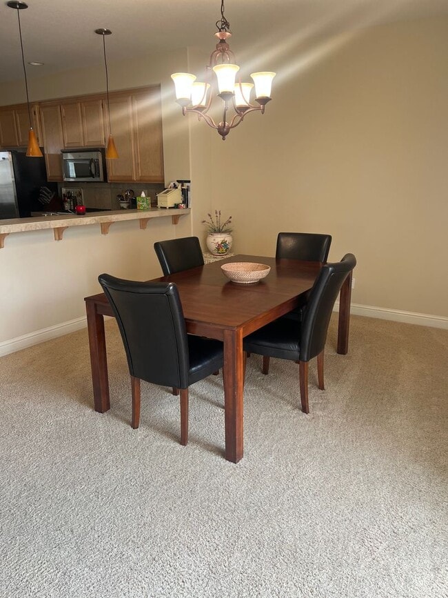 Building Photo - Well maintained 3 Bedroom, 2.5 Bath Condo ...