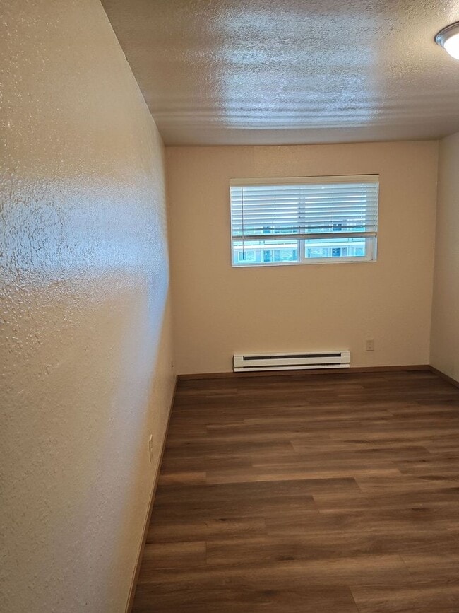Building Photo - Spacious 3 bedroom unit!