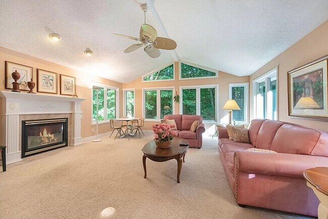 Foto del edificio - Beautiful 3BD/2.5BA Ranch in Park-like Set...