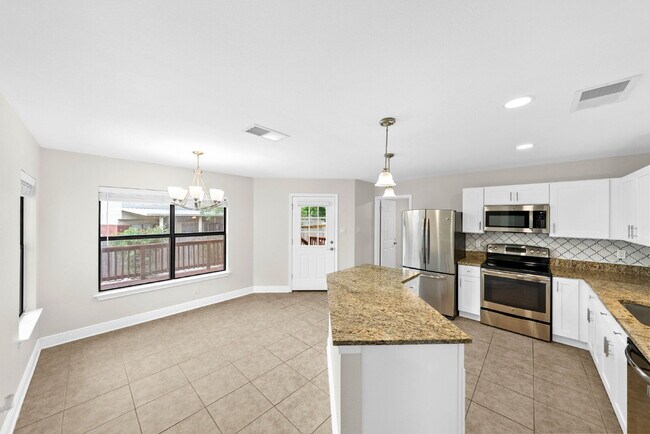 Foto del edificio - Spacious & Thoughtfully Updated 4-Bedroom ...