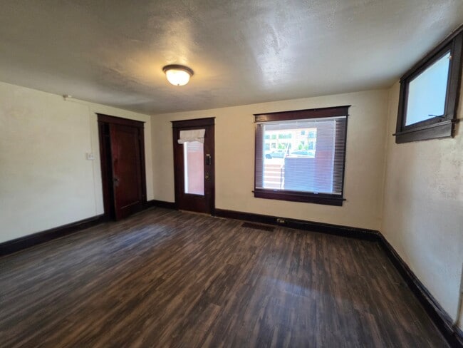 Building Photo - 561 E 100 S