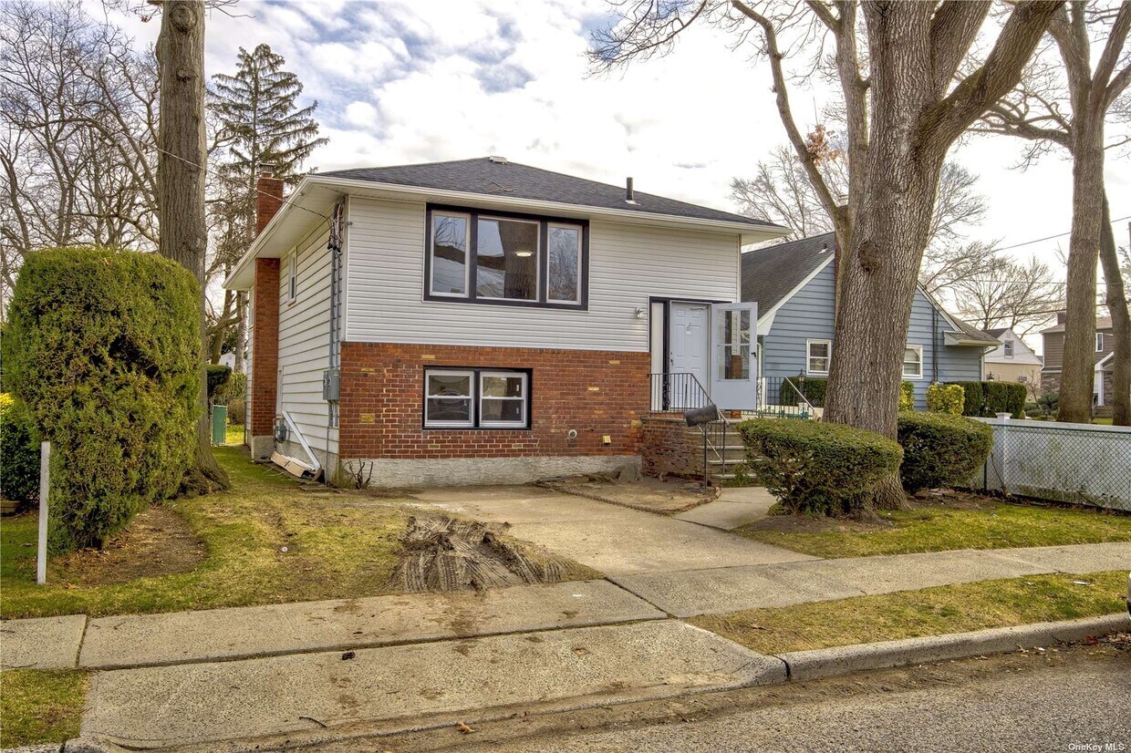 Primary Photo - 207 Catherine Ave