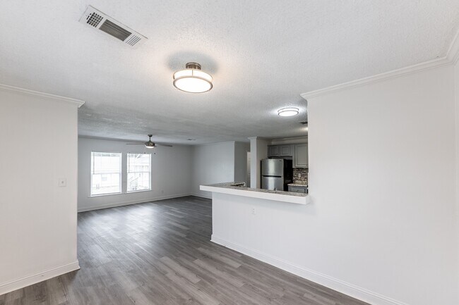 Building Photo - 114 Varsity Dr