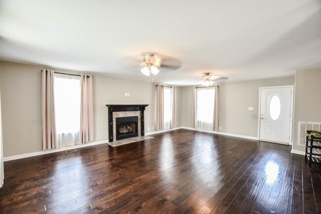 Building Photo - Pet Friendly in Woodlawn!