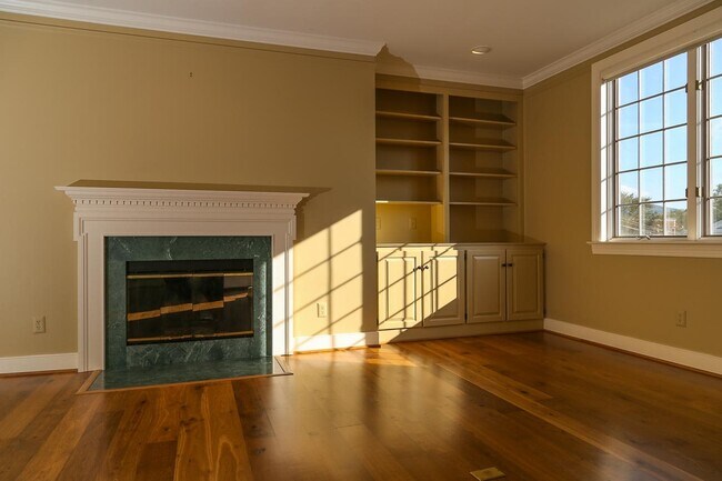 Building Photo - 253 E Jefferson St