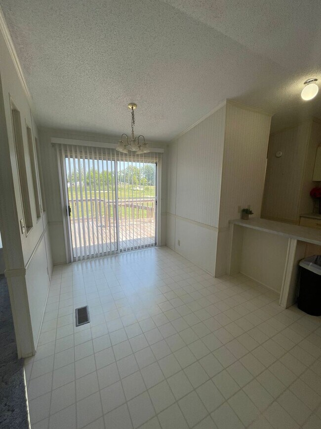 Building Photo - Home for rent in Iowa!
