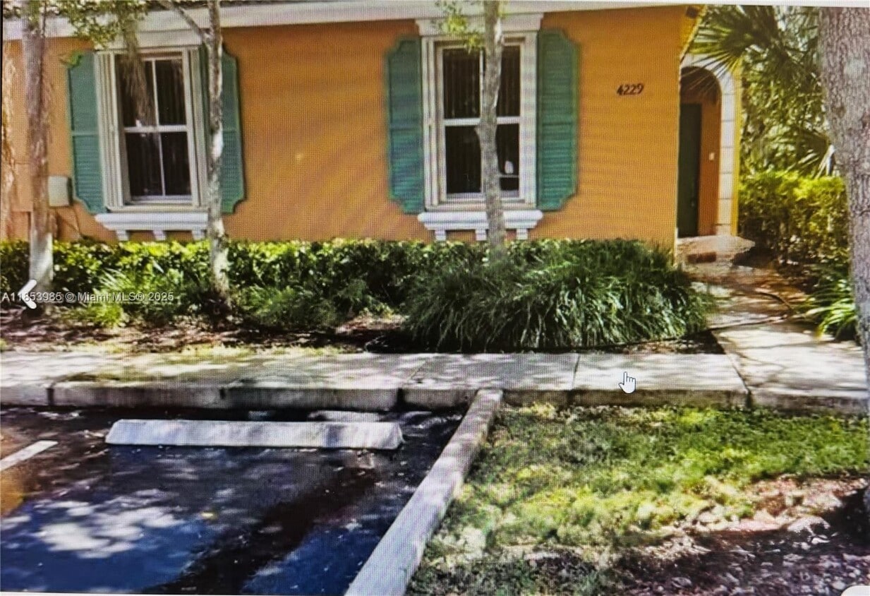 Primary Photo - 4229 NE 9th St